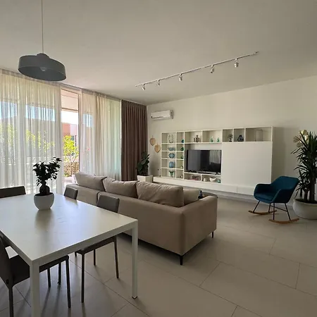 Villa Privat Pool Gem 82, Coast