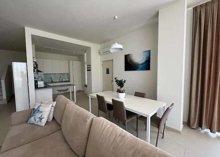 Villa Privat Pool Gem 82, Coast