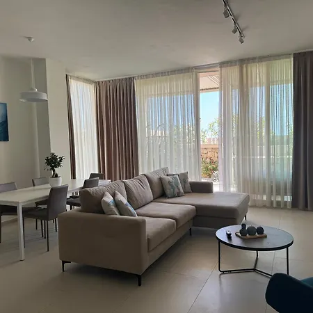 Privat Pool Gem 82, Coast