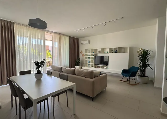 Вилла Privat Pool Gem 82, Coast