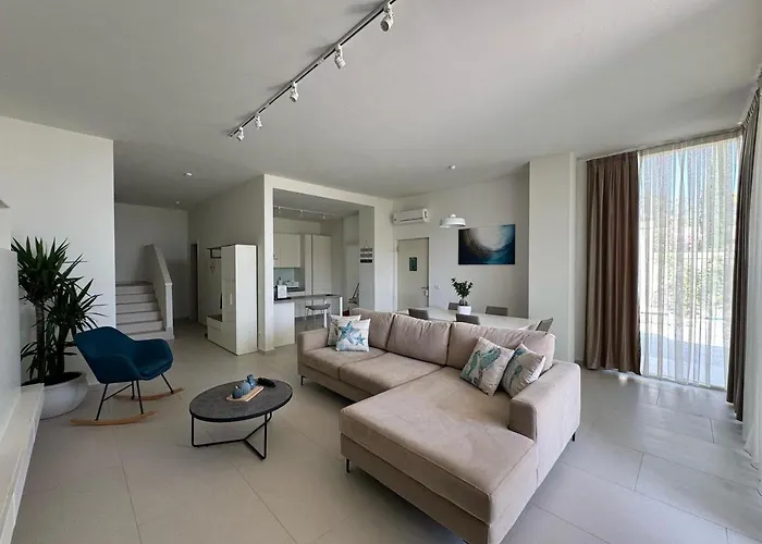 Privat Pool Gem 82, Coast Villa *